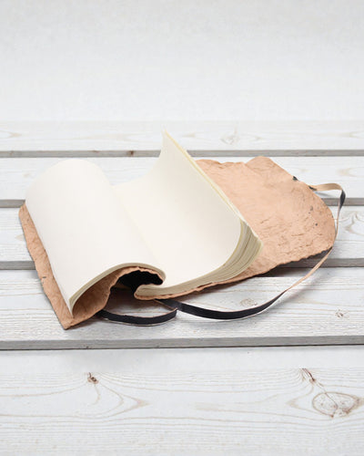 Rulleligt lædernoteshæfte til den omrejsende Nomad Sort – 21 × 15 cm