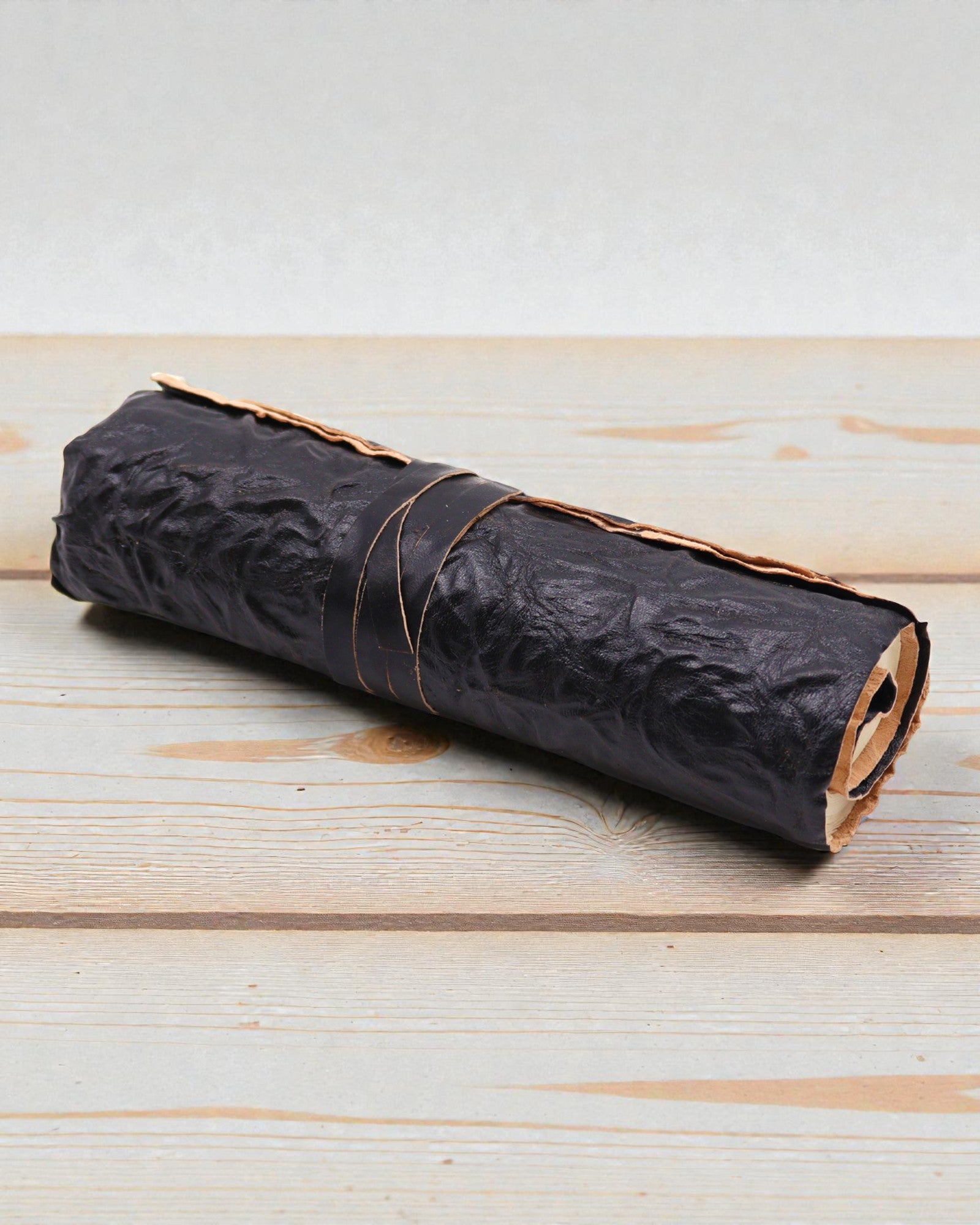 Rulleligt lædernoteshæfte til den omrejsende Nomad Sort – 21 × 15 cm