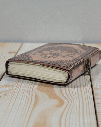 Lædernotesbog Lotosmandala Fredfyldt – Esoterisk dagbog 17,5 × 12,5 cm