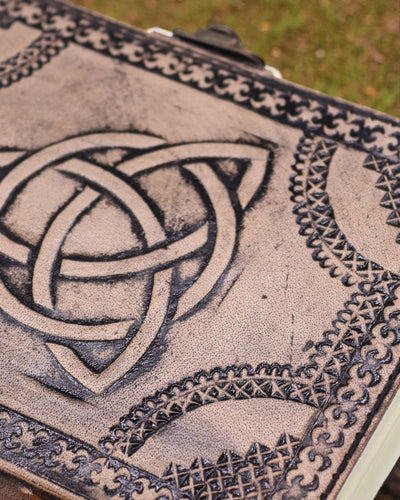 Læderindbundet esoterisk notesbog Triquetra – 17,5 × 12,5 × 3 cm | 200 sider, syede kanter