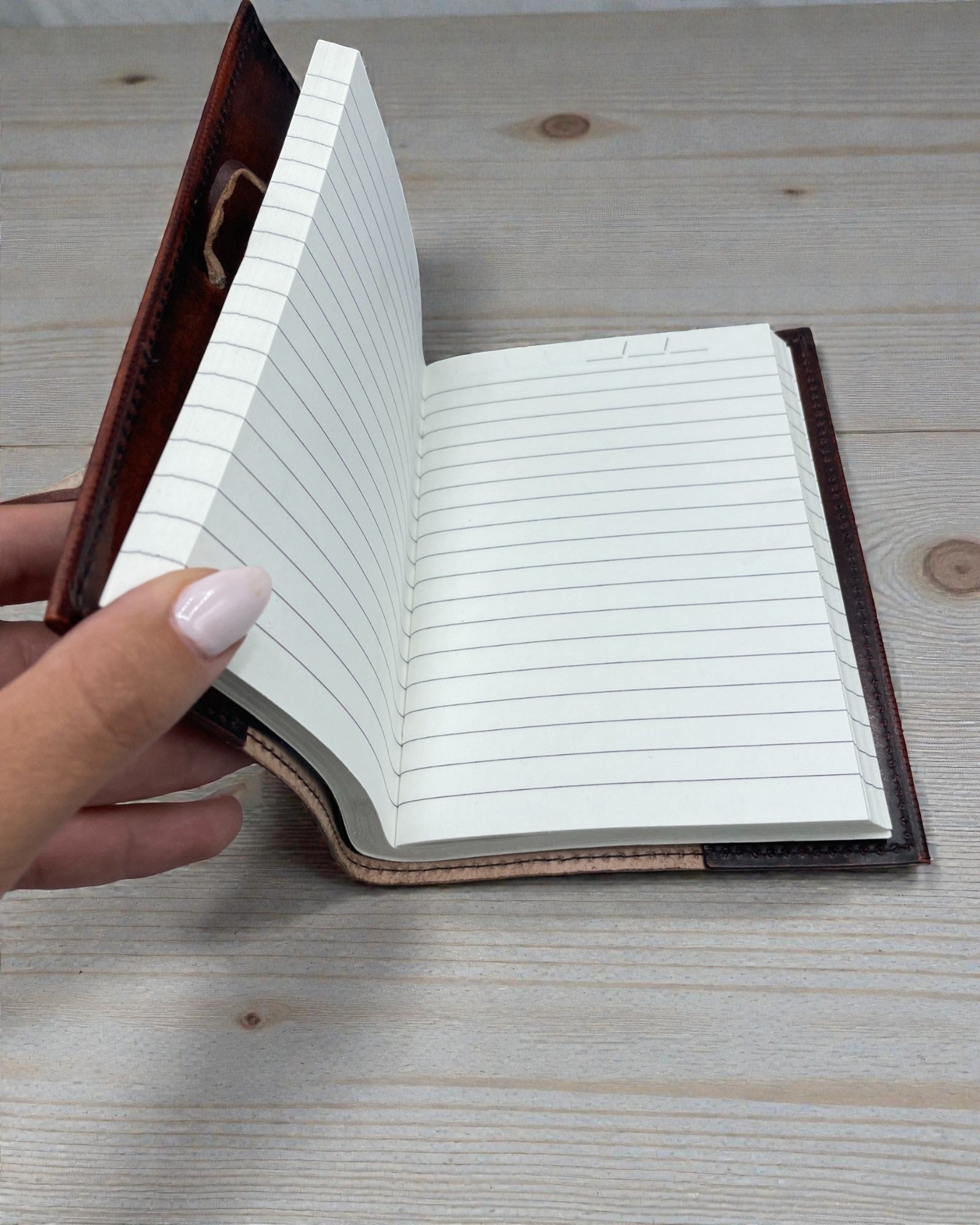 Vita Arboris – Lille lædernotesbog: Livets træ med en grøn sten