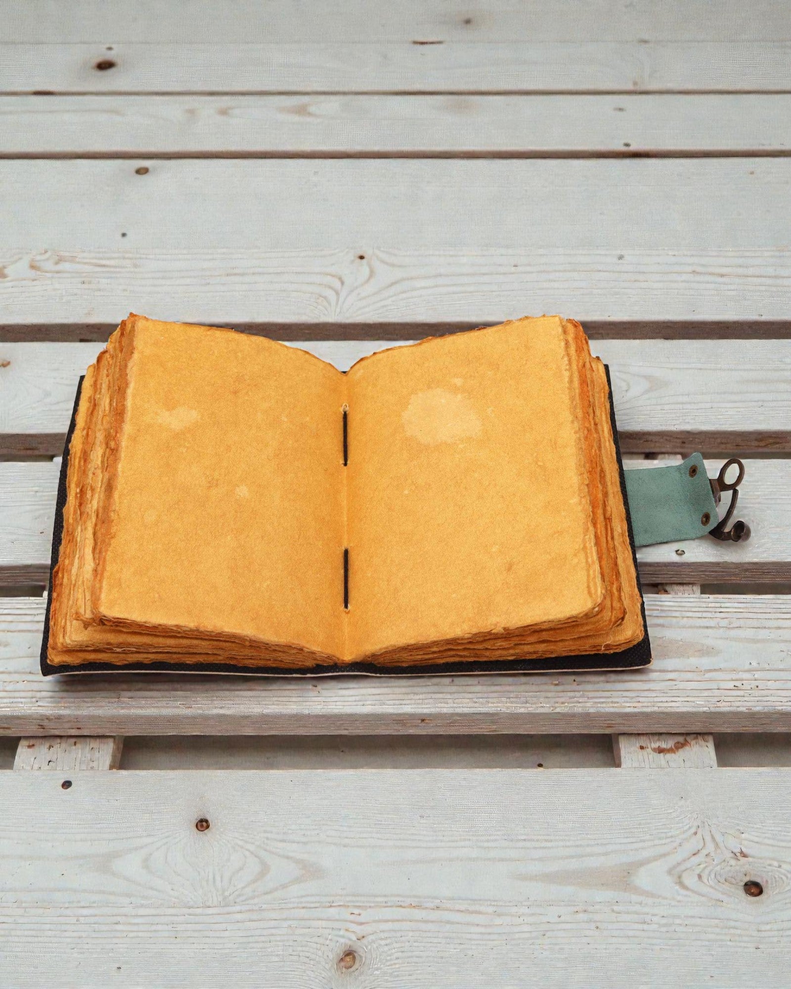 Læderindbundet notesbog med Buddha og 7 chakraer – opmærksomhedsdagbog 13 × 18 cm