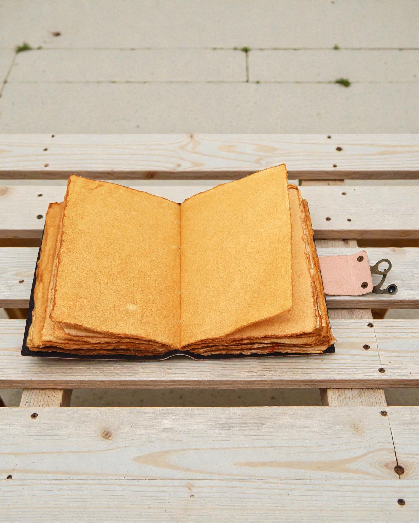 Notatbog i læder med 7 chakrafarver – 13 × 18 cm