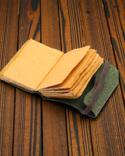 Green Maze Vintage – lædernotatbog med kunstigt ældede ark 12,7 × 8,9 cm