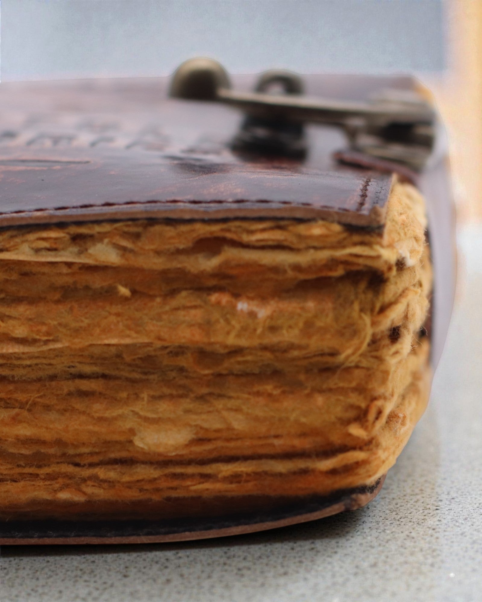 Antiqua Stories – lædernotatbog med ældede sider 15 × 10 cm, Noterne til ufortalte historier