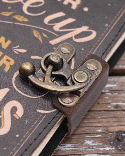 Lædernotatbog med motivationsmotiv Giv aldrig op på dine drømme – 17,8 × 12,7 cm