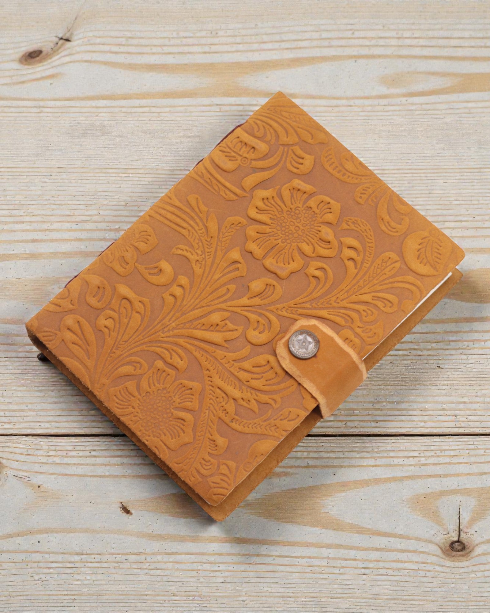Lædernotesbog med prægede blomster – brun (17,8 x 12,7 cm)