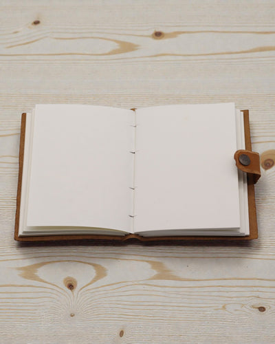 Lædernotesbog med prægede blomster – brun (17,8 x 12,7 cm)