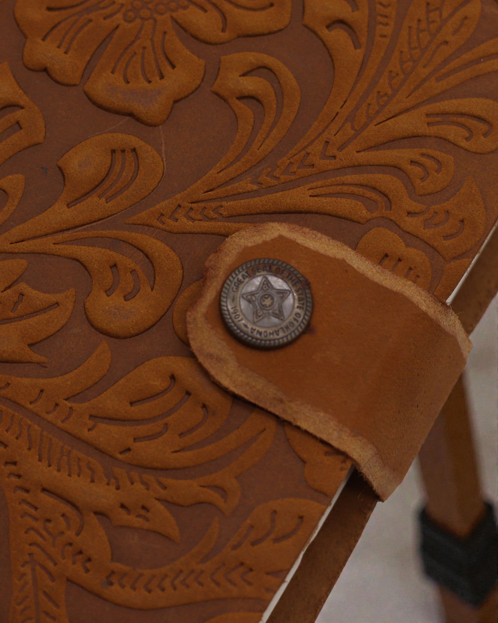 Lædernotesbog med prægede blomster – brun (17,8 x 12,7 cm)