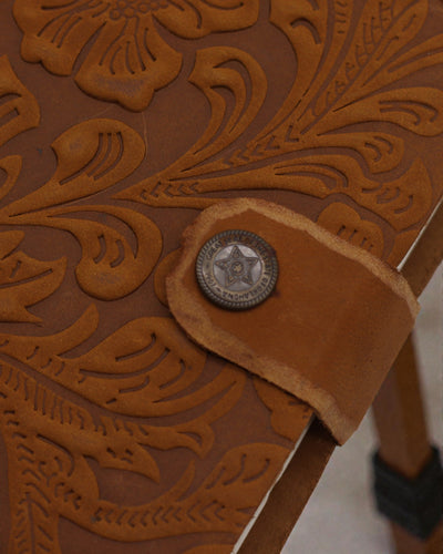 Lædernotesbog med prægede blomster – brun (17,8 x 12,7 cm)