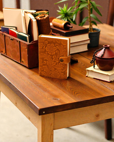 Lædernotesbog med prægede blomster – brun (17,8 x 12,7 cm)