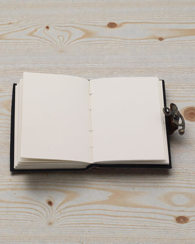 Lædernotatbog med tryk – Hold op med at doomscrolle (17,8 × 12,7 cm)