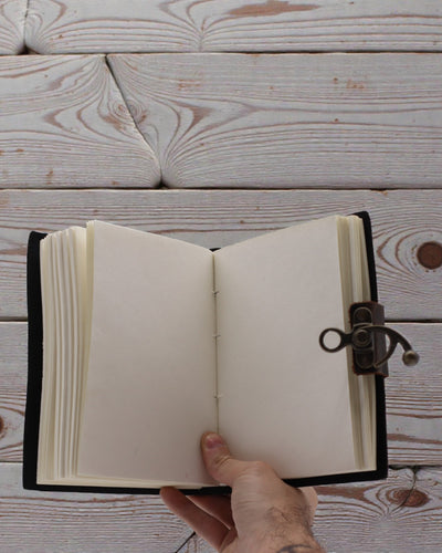 Lædernotatbog med tryk – Hold op med at doomscrolle (17,8 × 12,7 cm)