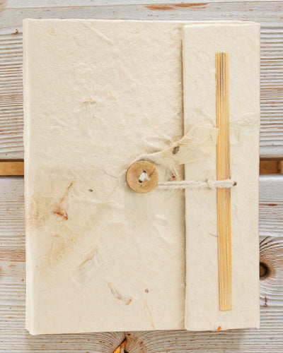 Mellemstørrelse lokta-notesbog med botanisk præg – tørrede blomster (45 ark, 15 x 12 cm)