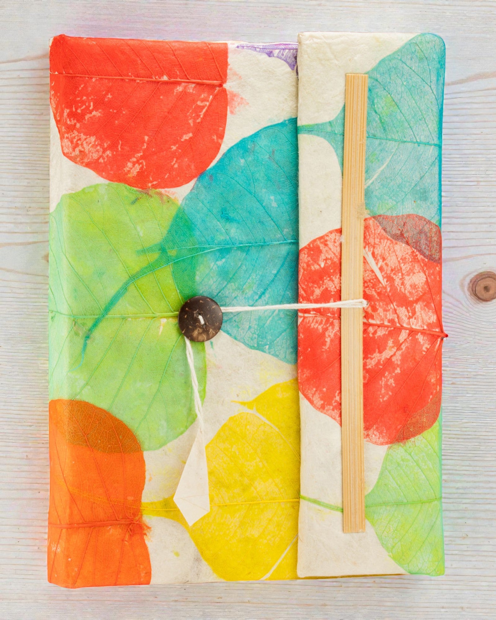 Stor notesbog Lokta Farverige blade – Naturfarver (45 ark, 21 x 15 cm)