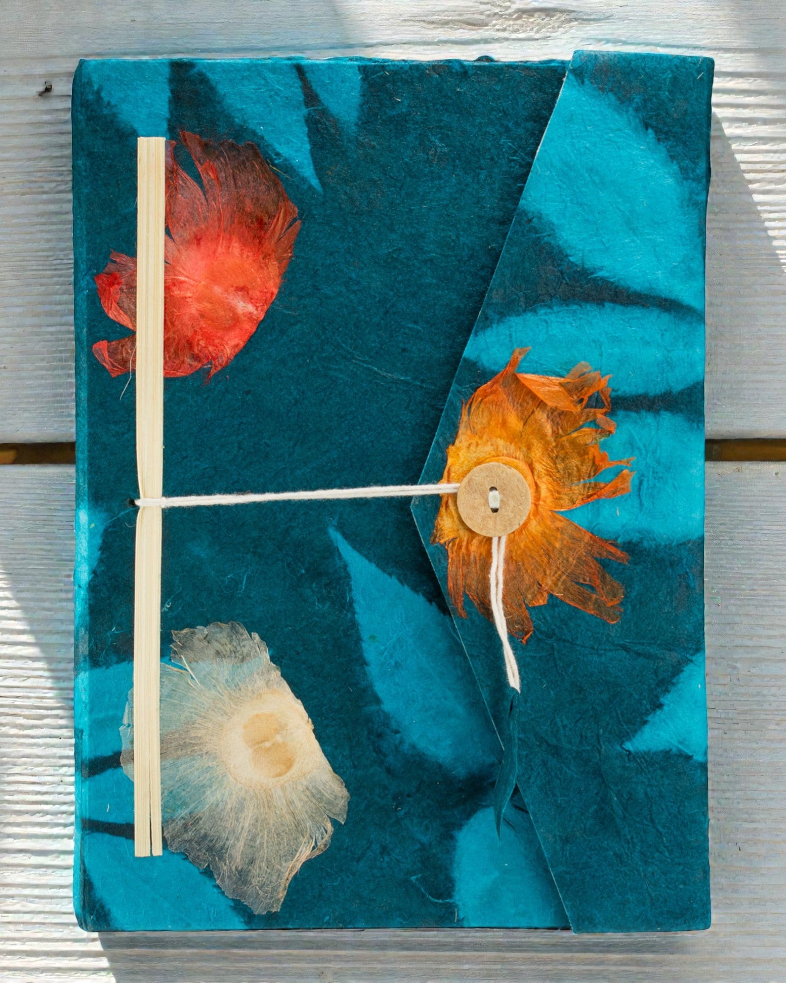 Stor Lokta-notesbog med kraftige blomster – marineblå (45 ark, 21 x 15 cm)