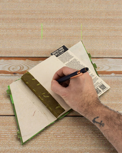 Lokta Skovhvisken med bambuslukning – notesbog 15 × 12 cm, 45 ark, Skovgrøn