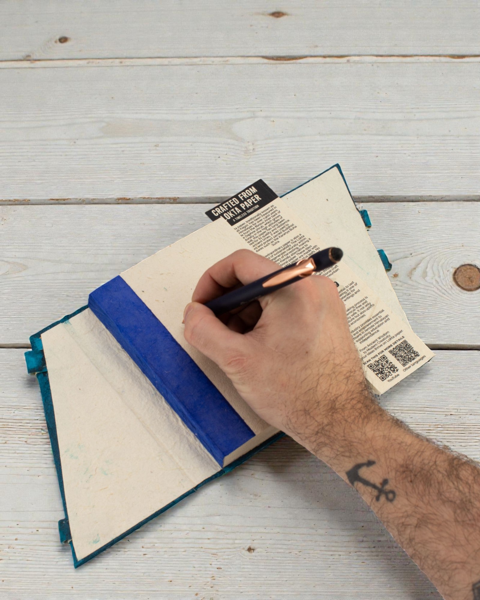 Mellemstor Lokta-notesbog med dristige blomster – marineblå (45 ark, 15 x 12 cm)