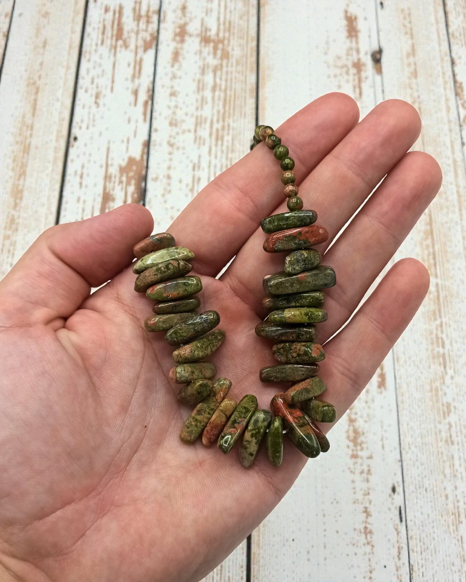 Leśna Harmonia – Naszyjnik z Długich Kamieni z Agatu Mszystego