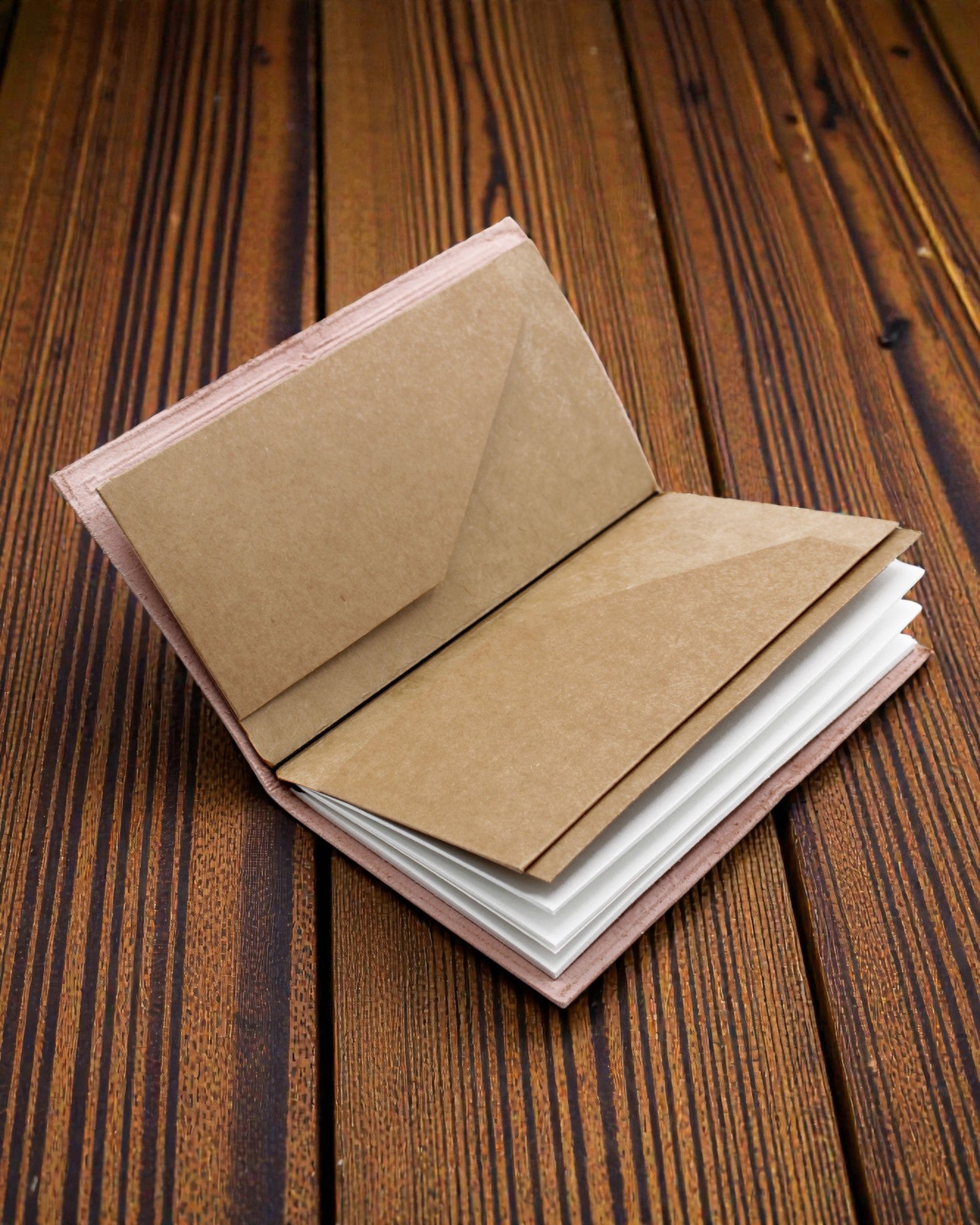 Hvis der er en historie i dig – håndlavet lædernotatbog 22 × 12 × 1,5 cm, 80 sider