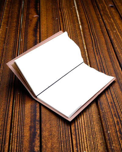 Eventyret begynder – rød håndlavet notesbog i læder 22 × 12 × 1,5 cm, 80 sider