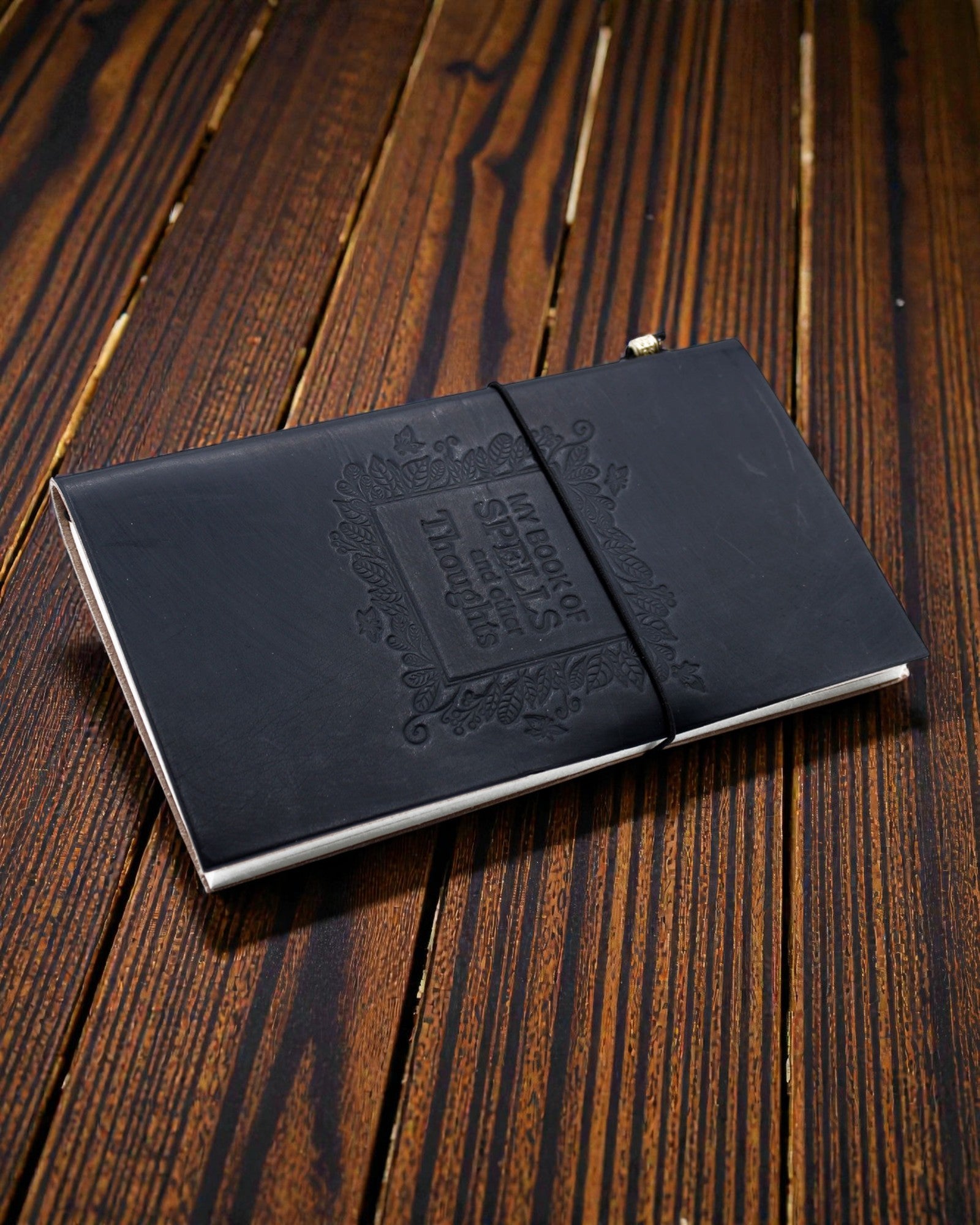 Håndlavet lædernotesbog Arcane Pages – Min bog om besværgelser og andre tanker (80 sider)