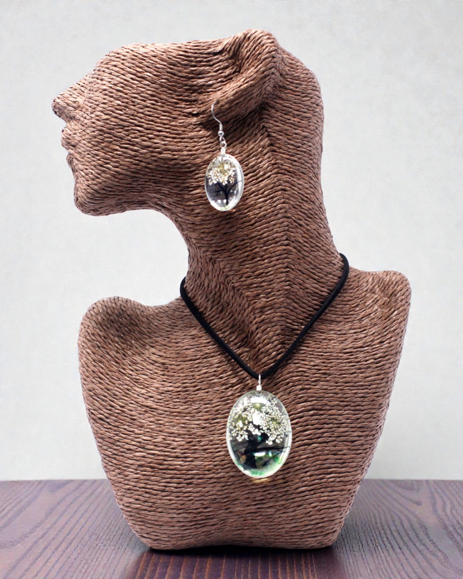 Hvid Harmoni – Hvidt smykkesæt med tørrede blomster Livets Træ