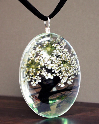 Hvid Harmoni – Hvidt smykkesæt med tørrede blomster Livets Træ