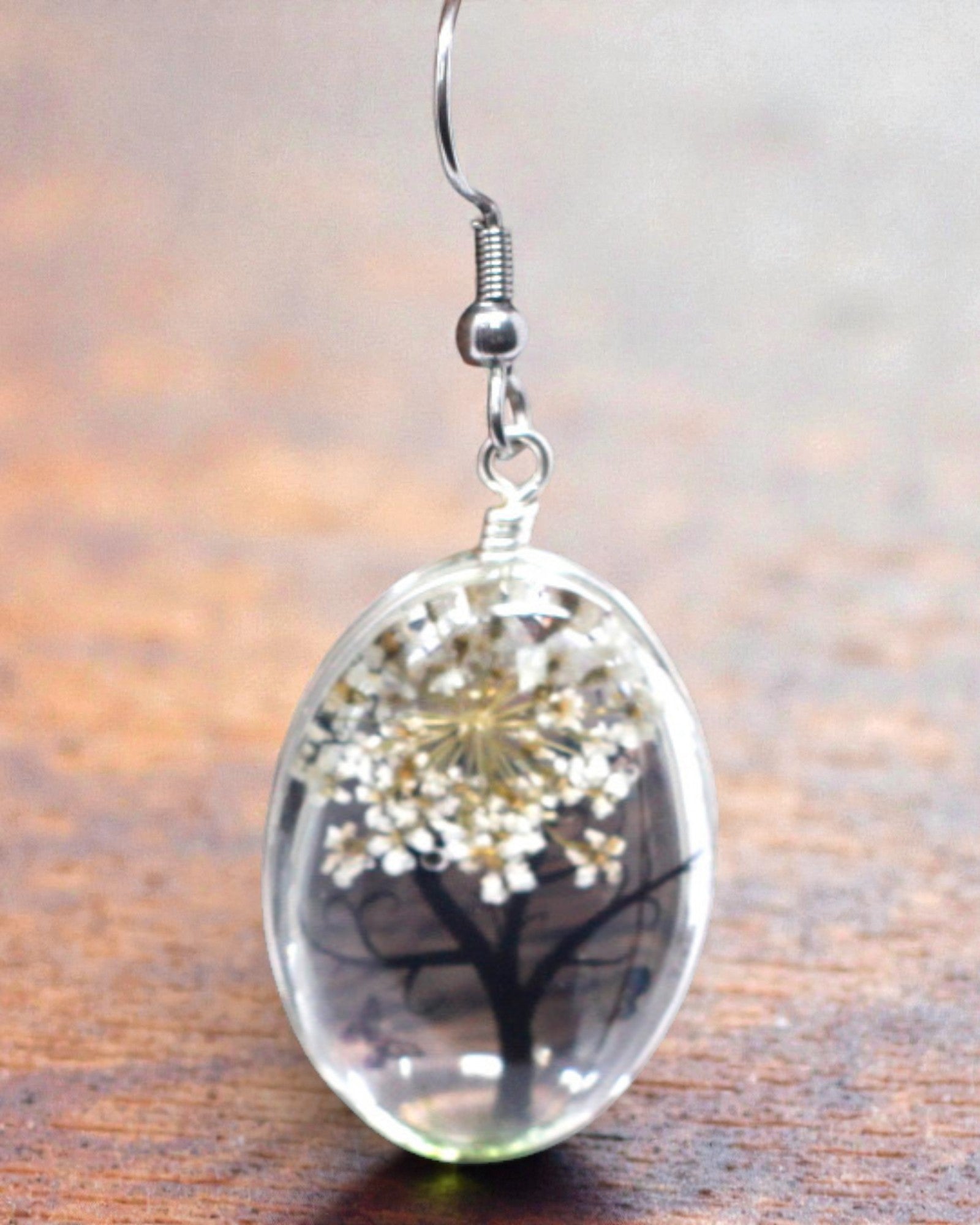 Hvid Harmoni – Hvidt smykkesæt med tørrede blomster Livets Træ