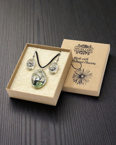 Hvid Harmoni – Hvidt smykkesæt med tørrede blomster Livets Træ