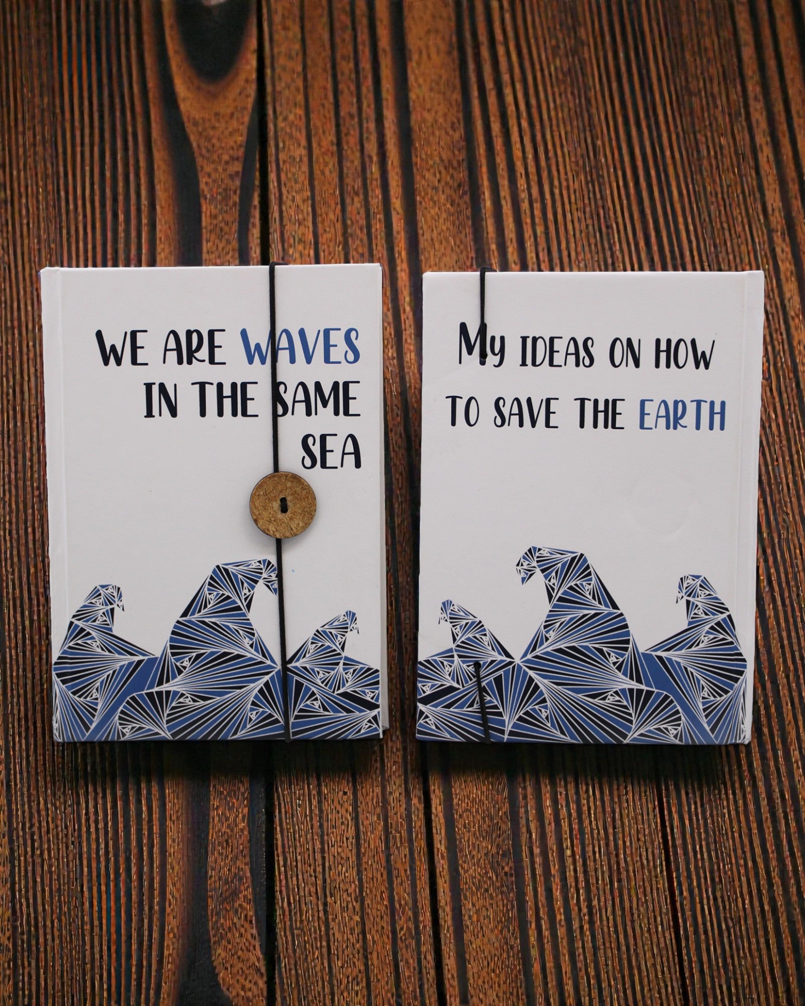 Bølger sammen – lille notesbog med rem og kokosknap 18 × 12,5 cm, 200 sider