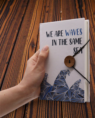 Blade sammen – lille notesbog med rem og kokosknap 18 × 12,5 cm, 200 sider