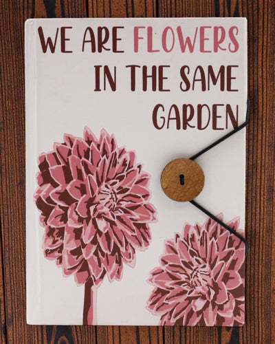 Blomster sammen – lille notesbog med rem og kokosknap 18 × 12,5 cm, 200 sider