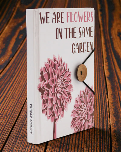 Blomster sammen – lille notesbog med rem og kokosknap 18 × 12,5 cm, 200 sider