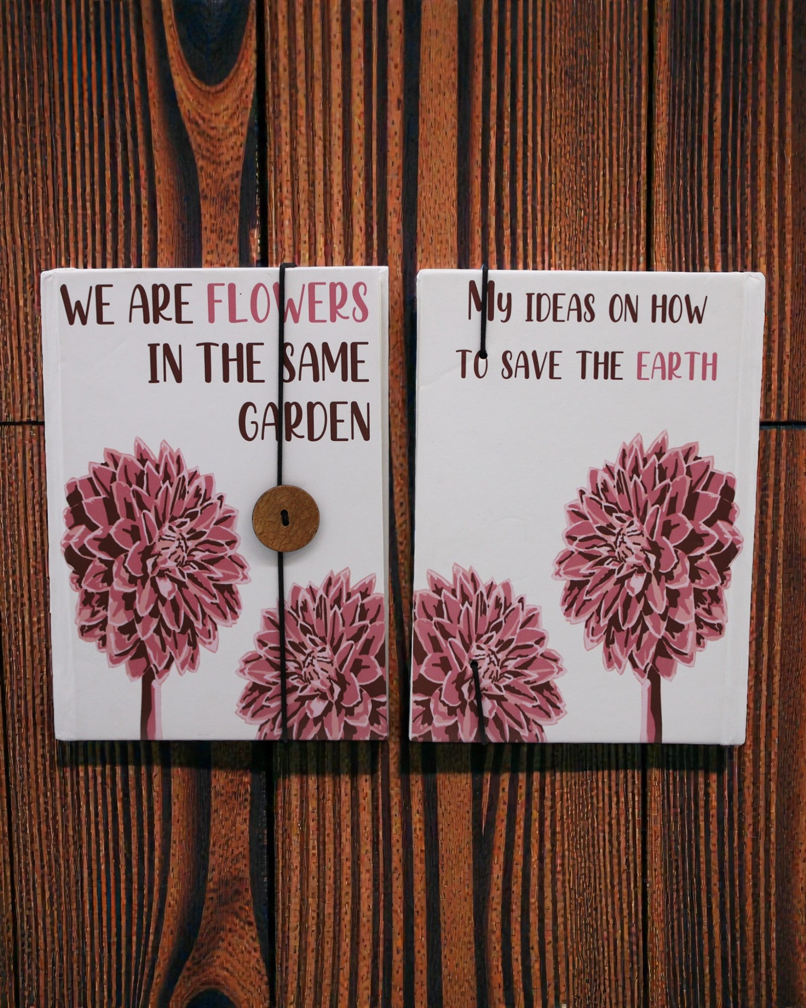 Blomster sammen – lille notesbog med rem og kokosknap 18 × 12,5 cm, 200 sider