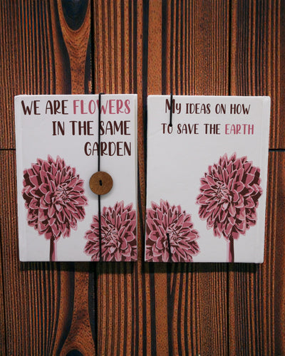 Blomster sammen – lille notesbog med rem og kokosknap 18 × 12,5 cm, 200 sider