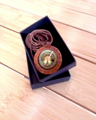 Amulet Liv "Forfædres Træ" - Håndlavet Halskæde af Træ og Glas, mulighed for personlig gravering som gave