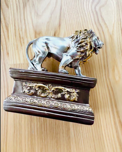 Lwi Strażnik – Figur med Mulighed for Gravering