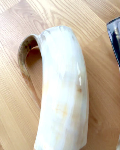 Krus 'Majstersztyk' med udskæringer og mulighed for personlig gravering - 5 farvevarianter