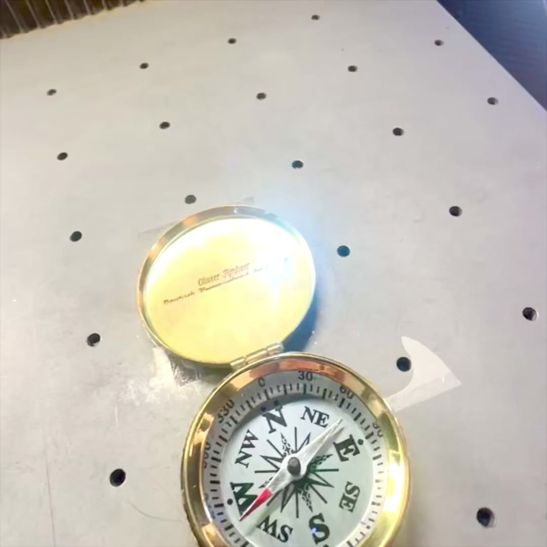 Retro Messingkompas med Lukkelig Glasdæksel, Mulighed for Personlig Gravering, Perfekt Gave til Sejlere, Højde 5 cm, Maritim Stil