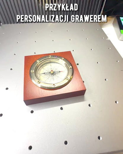 Kompas "Navigator2" - Klassisk Elegance i Messing og Træ, personalisering med gravering som gave