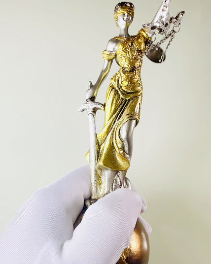 Statuette af Retfærdighedens Gudinde – Kunstnerisk Dekoration til Hylde, Håndværk af Harpiks, tilpasning med gravering