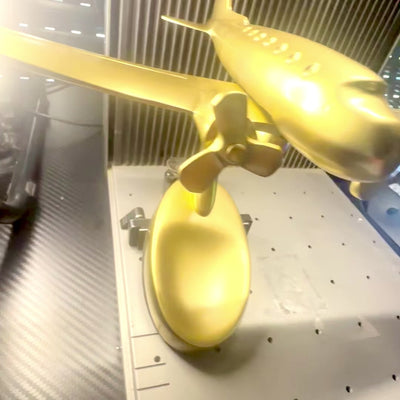 Stor metalmodel af to-motors fly med mulighed for personlig gravering, guld, 19,5 x 16,5 x 29 cm