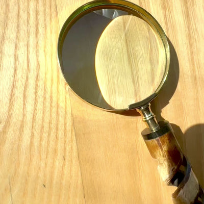 Forstørrelsesglas i messingramme med hornhåndtag NC2356 - elegant gave med mulighed for personlig gravering, 3,5x forstørrelse, længde 18,5 cm, diameter 7,5 cm  