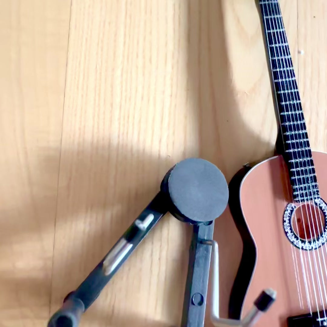 Mini klassisk guitar med gravering – trædekoration i mahogni 25 cm