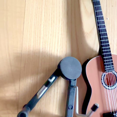 Mini klassisk guitar med gravering – trædekoration i mahogni 25 cm