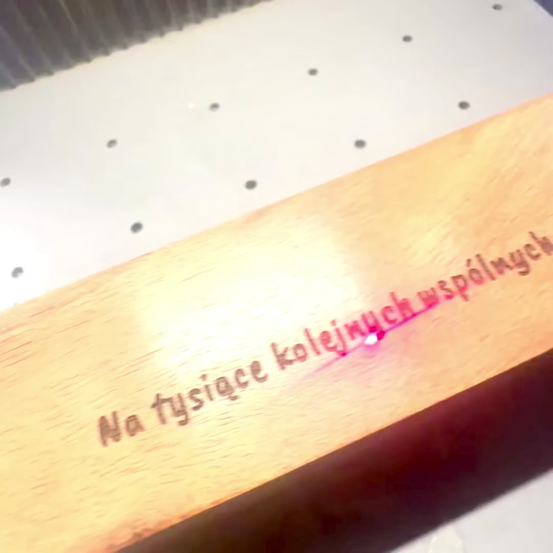 Elegante træterninger med messingprikker i personlig æske  