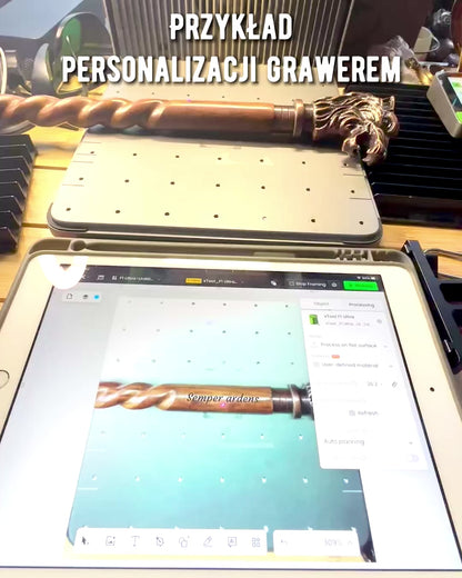 "Wilczy Strażnik" - Håndskåret Vandrestok, Træ, mulighed for personlig gravering
