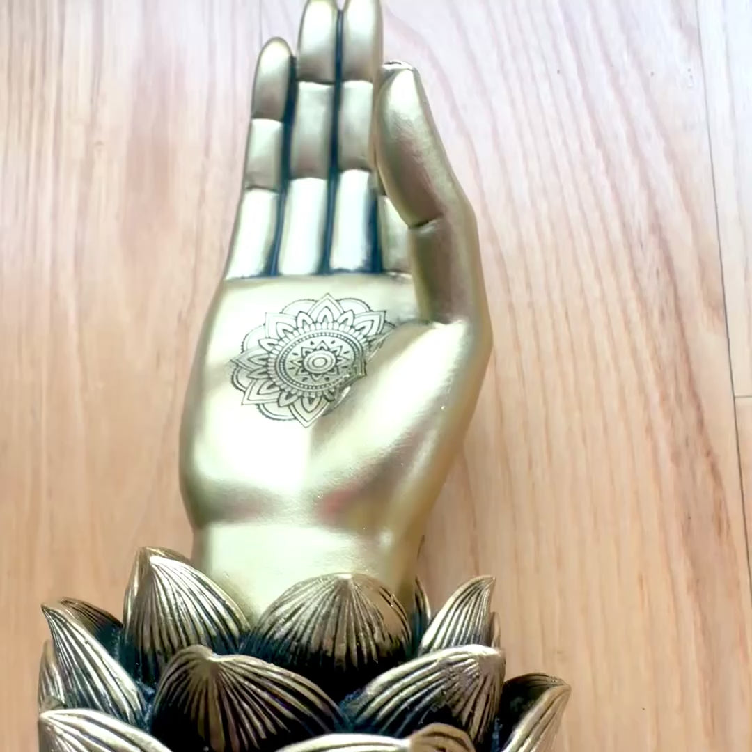 Gylden figur af Buddhas hånd Mudra OM med gravering - elegant gave dekoration - lotusblomst, 21 cm, polyresin, glamour stil