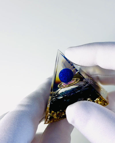 Orgonit Energetisk Pyramide med Krystaller til Meditation – Udsender Positiv Energi og Velstand